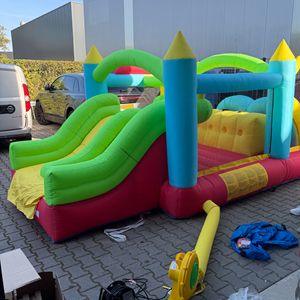 Groot opblaasbaar springkussen