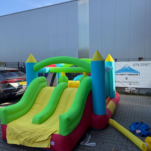 Groot opblaasbaar springkussen Groot opblaasbaar springkussen